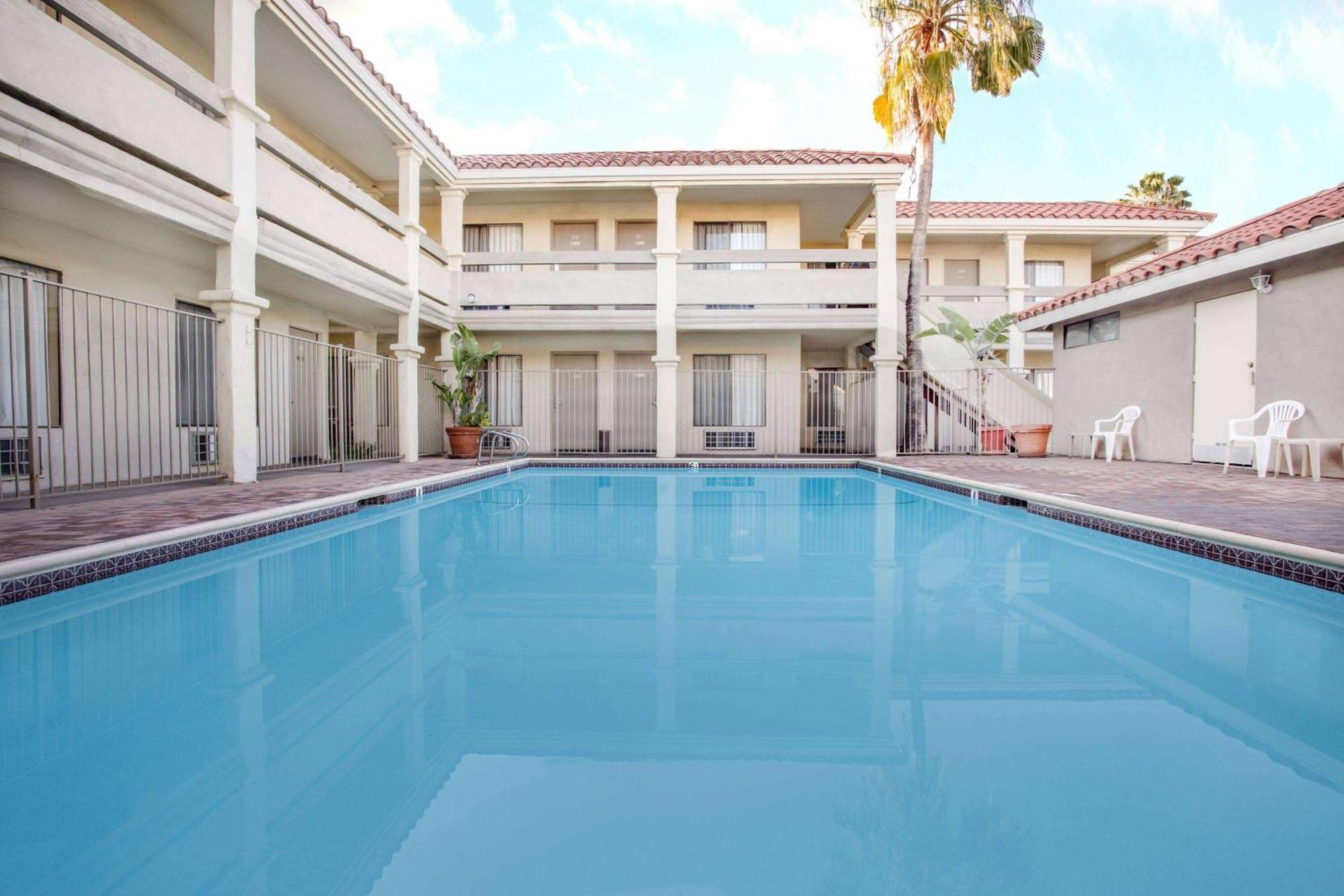 Travelodge By Wyndham Costa Mesa Newport Beach Hacienda Eksteriør billede